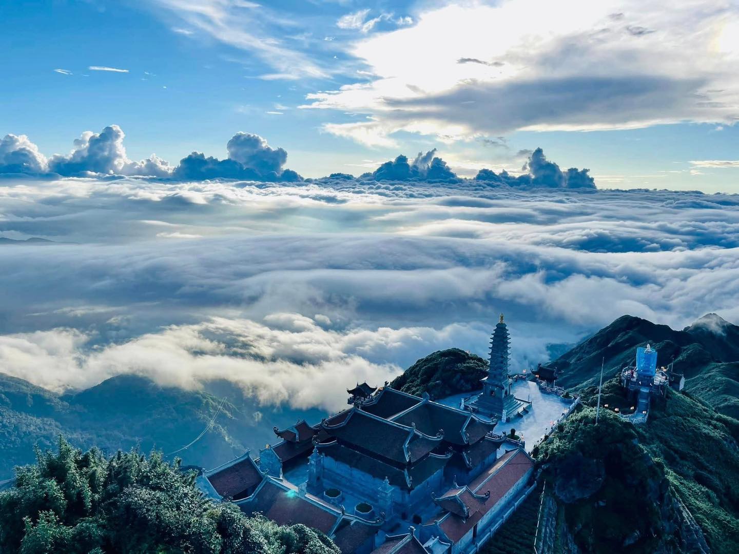 Bích Vân Thiền Tự nổi bật giữa biển mây với kiến trúc truyền thống đặc trưng