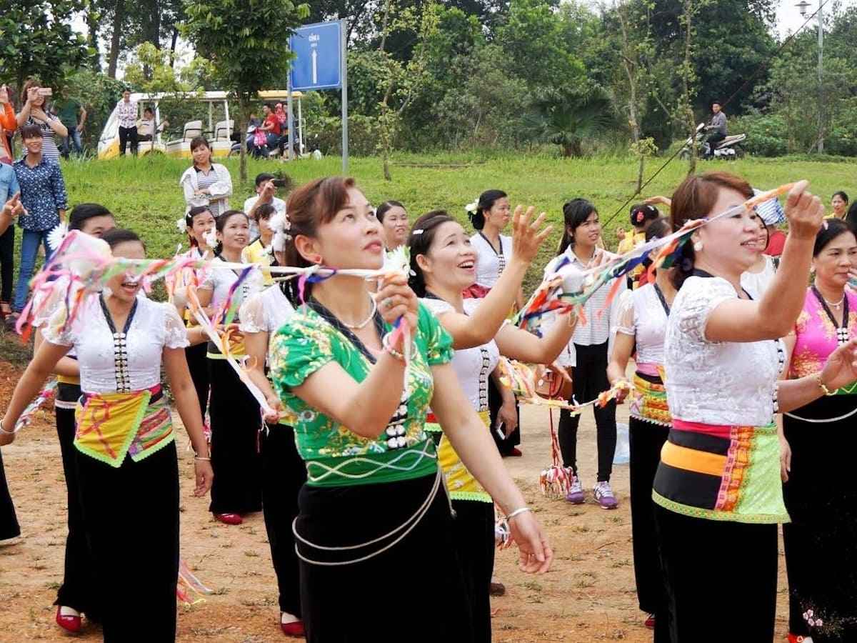 Phong tục đón Tết của đồng bào vùng cao phản ánh đời sống văn hóa truyền thống đặc trưng.