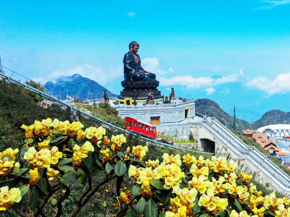 Không gian Sun World Fansipan Legend kết hợp hài hòa cảnh quan hoa và kiến trúc tâm linh. 
