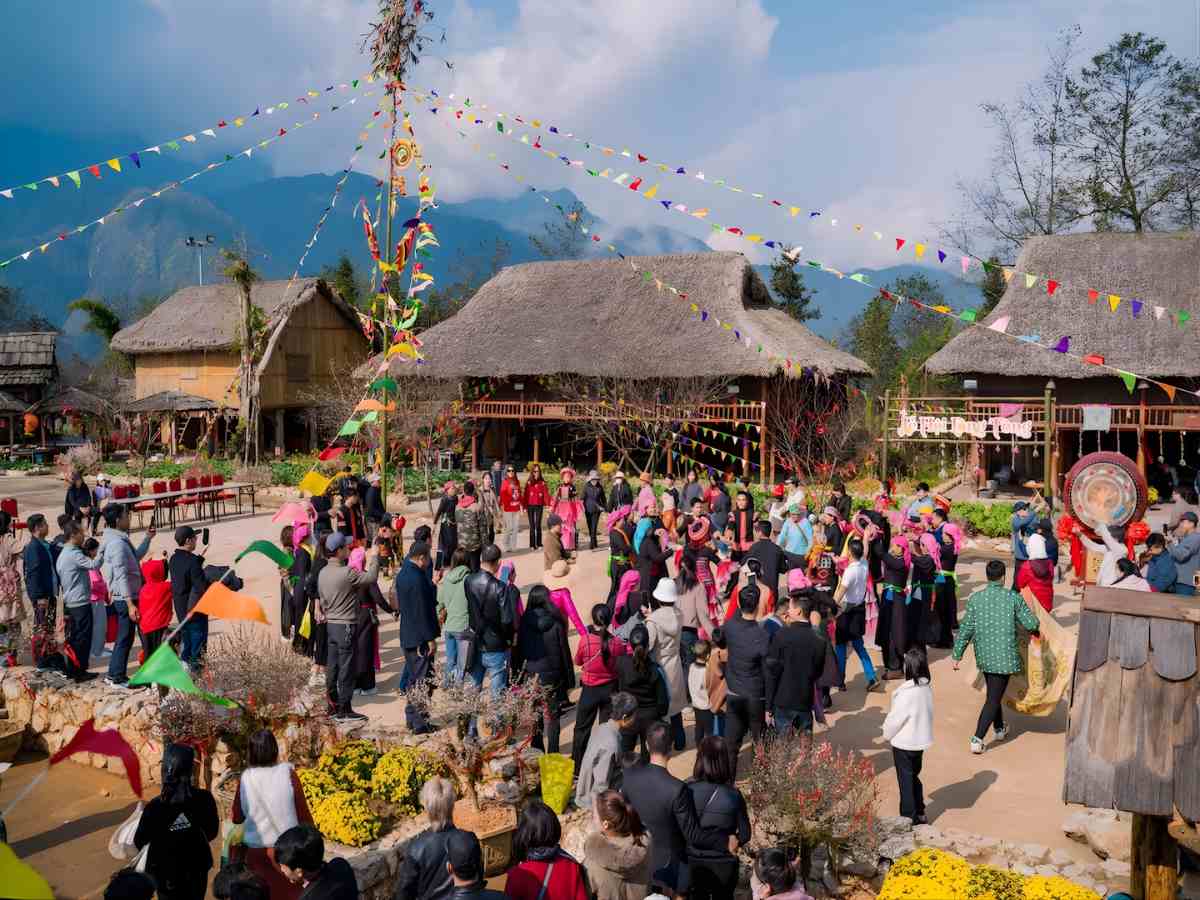 Không gian bản làng Tây Bắc ngày Tết phản ánh rõ nhịp sống và văn hóa cộng đồng.