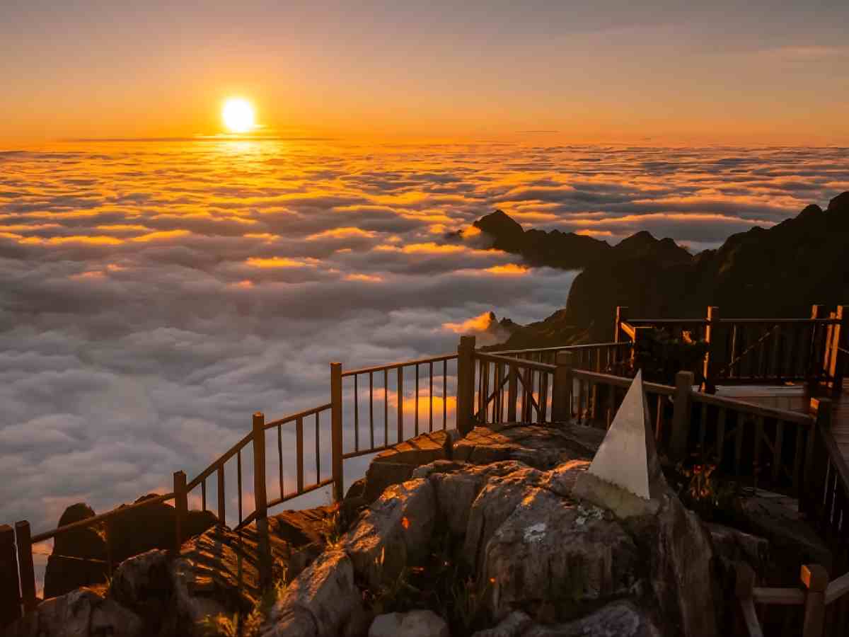 Săn mây đầu năm tại vùng núi cao Tây Bắc mang đến trải nghiệm thiên nhiên yên tĩnh.