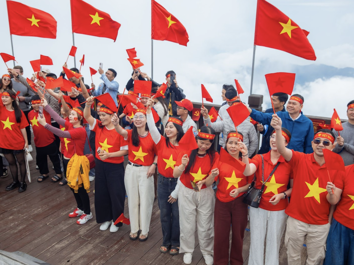 Khu du lịch Sun World Fansipan Legend được trang hoàng rực rỡ với hàng vạn lá cờ đỏ sao vàng. (Nguồn: Sưu tầm)