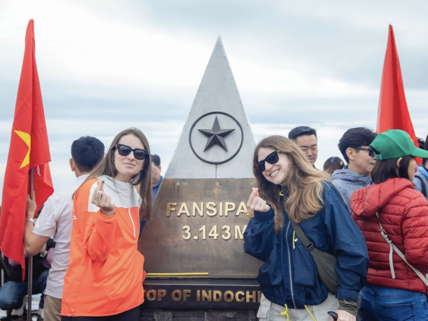 Du khách thích thú check-in chinh phục đỉnh Fansipan trong ngày lễ 2/9. (Nguồn: Sưu tầm)