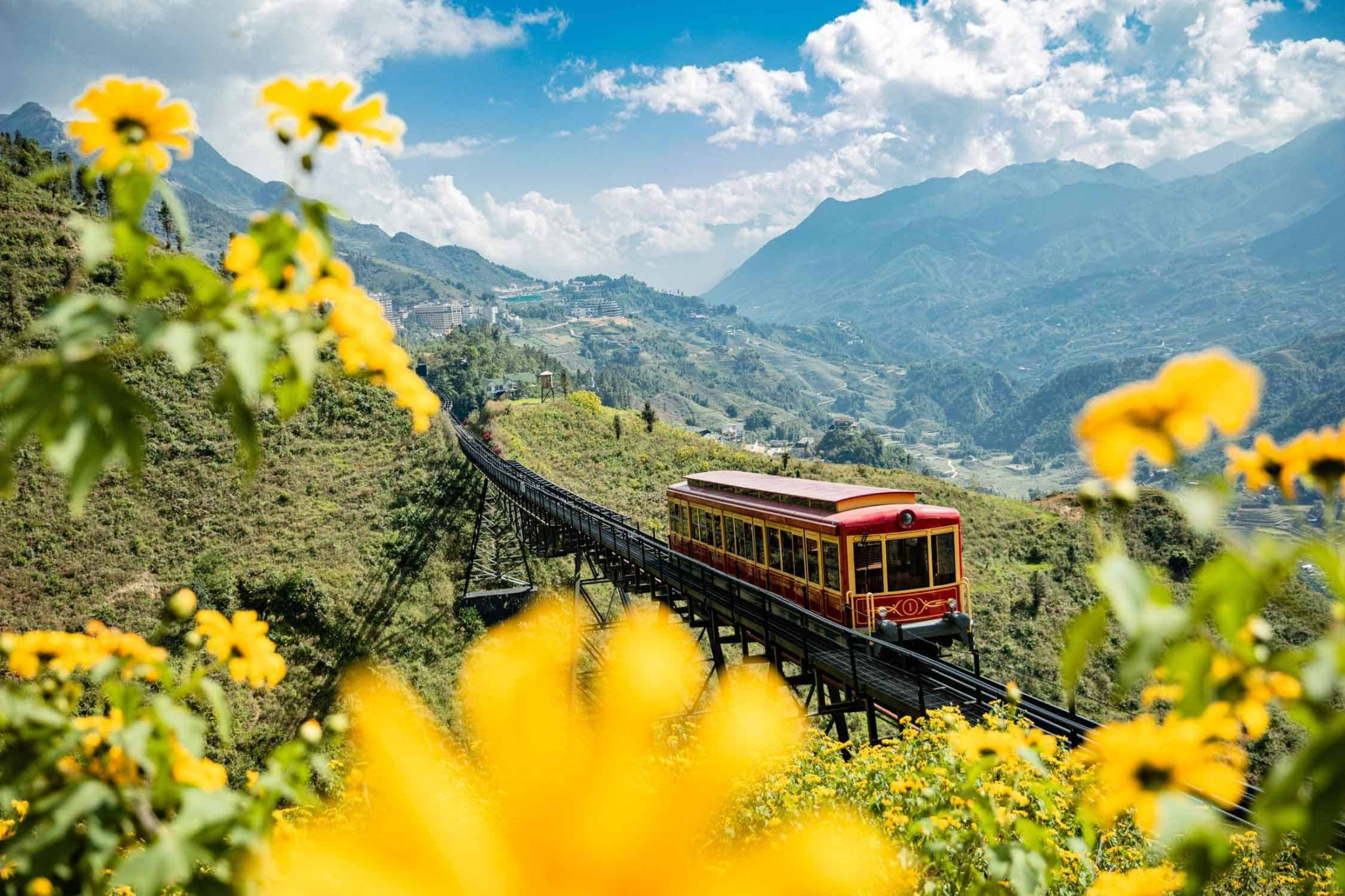 Tàu hỏa Mường Hoa đưa du khách băng qua thiên nhiên Tây Bắc hùng vĩ