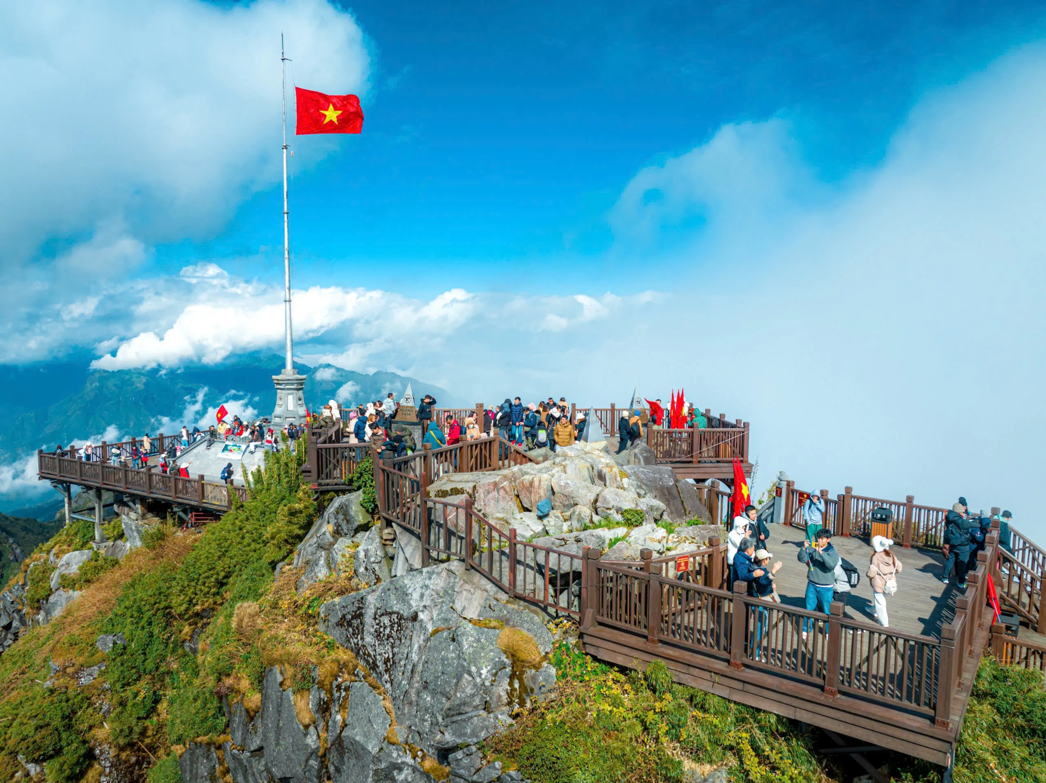 Du khách check-in trên đỉnh Fansipan