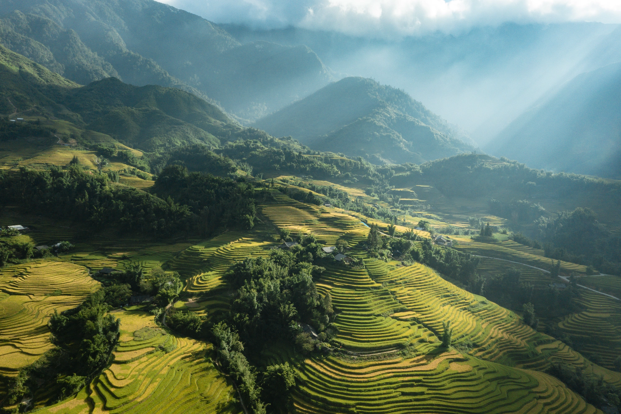 Toàn cảnh Sa Pa với khung cảnh núi non hùng vĩ, điểm đến hấp dẫn thu hút du khách quanh năm nhờ khí hậu mát mẻ và nhiều trải nghiệm đặc sắc