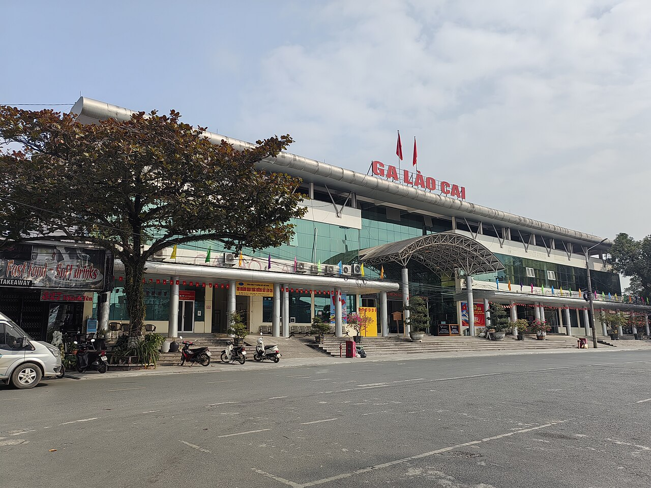 Ga Lào Cai là điểm trung chuyển của du khách trước khi tiếp tục hành trình khám phá Sa Pa