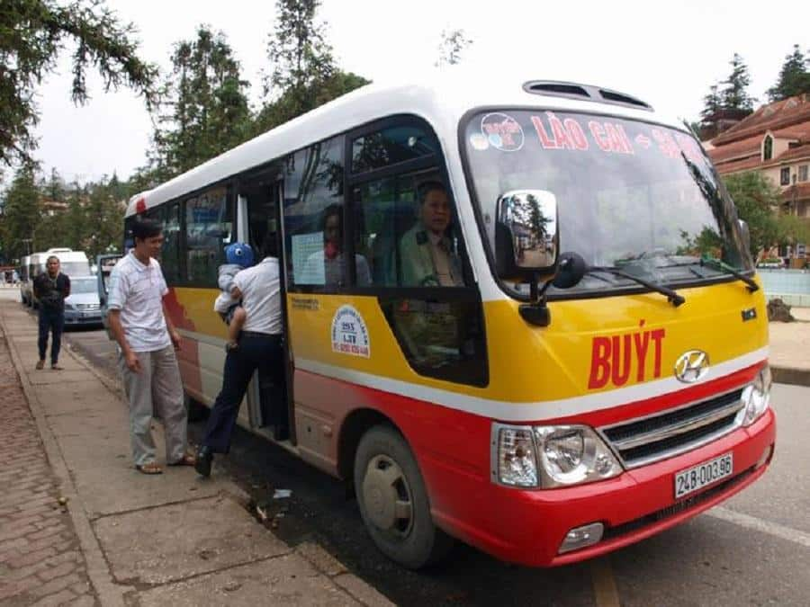 Xe buýt là phương án tiết kiệm chi phí dành cho du khách đi từ ga Lào Cai lên Sa Pa