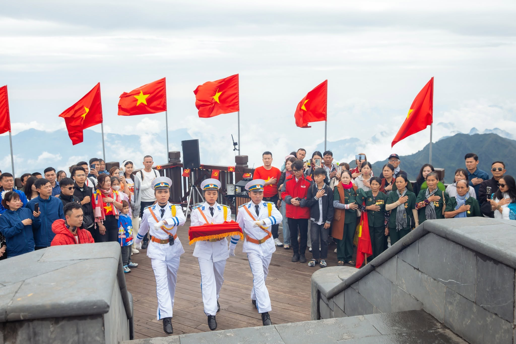 Du khách xúc động khi tham dự nghi lễ Thượng cờ trên đỉnh Fansipan trong không khí thiêng liêng của ngày Quốc khánh 2/9.