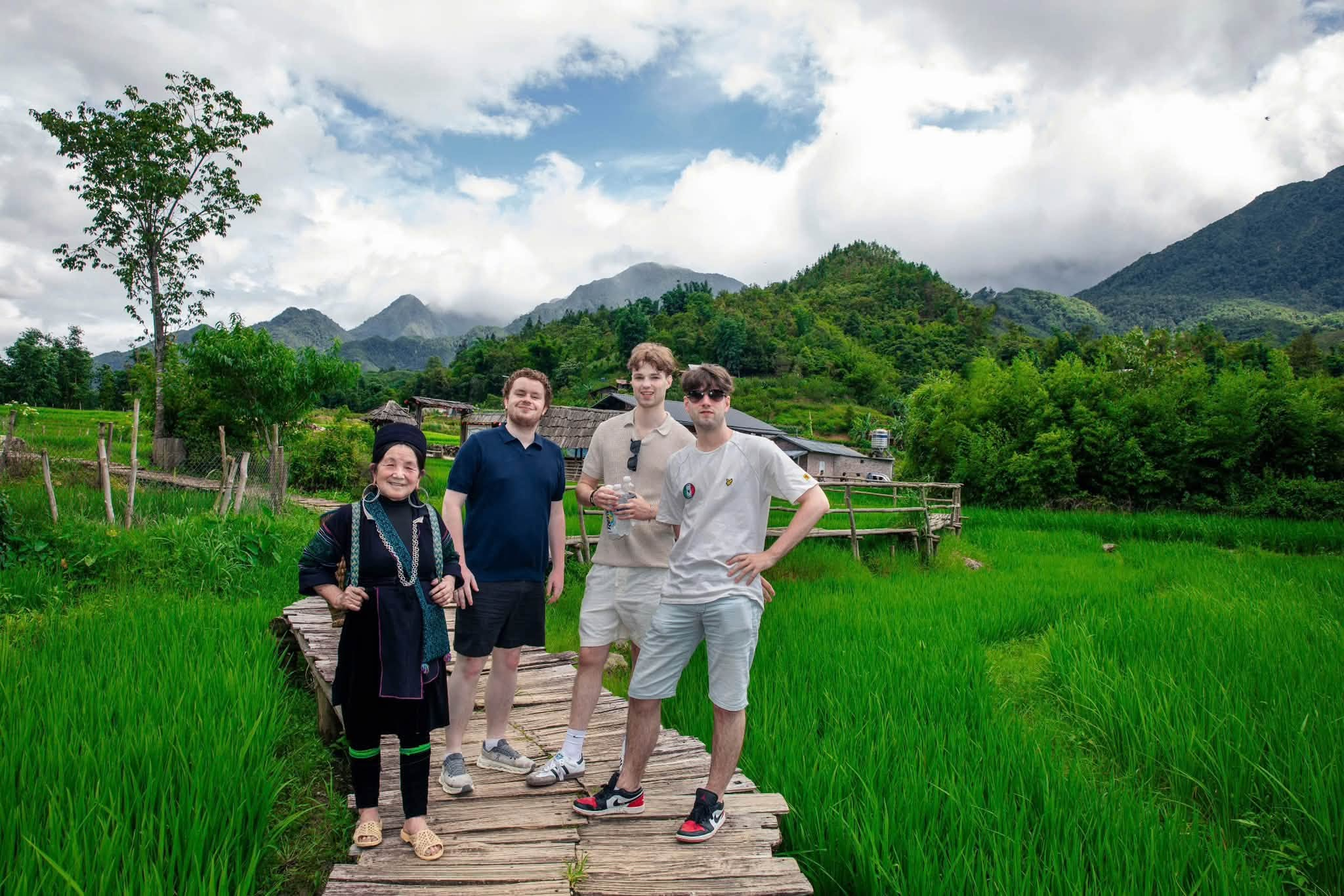 Du khách lựa chọn trang phục năng động, thoải mái, phù hợp cho hành trình đi bộ khám phá các bản làng vùng cao Sa Pa.