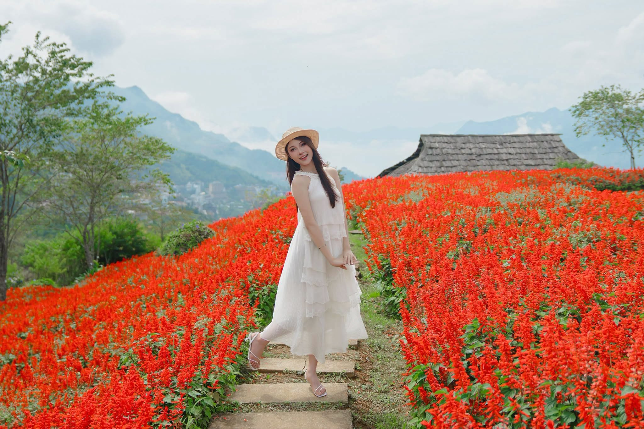 Du khách lựa chọn váy dài nhẹ nhàng để chụp ảnh giữa khung cảnh núi rừng Sa Pa dịp đầu thu.