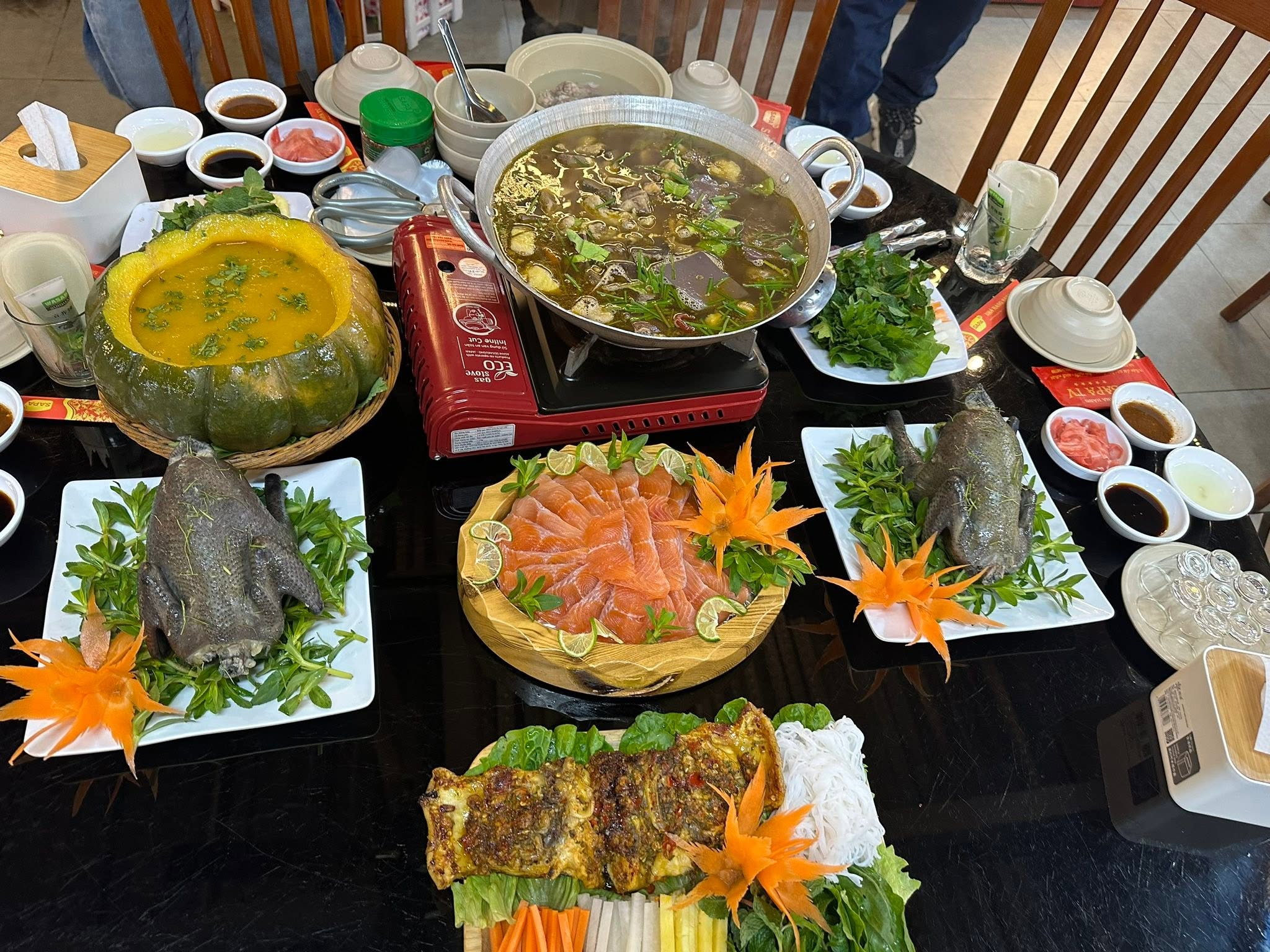 Nồi lẩu thắng cố nóng hổi là lựa chọn phù hợp cho những buổi tối se lạnh ở Sa Pa. 