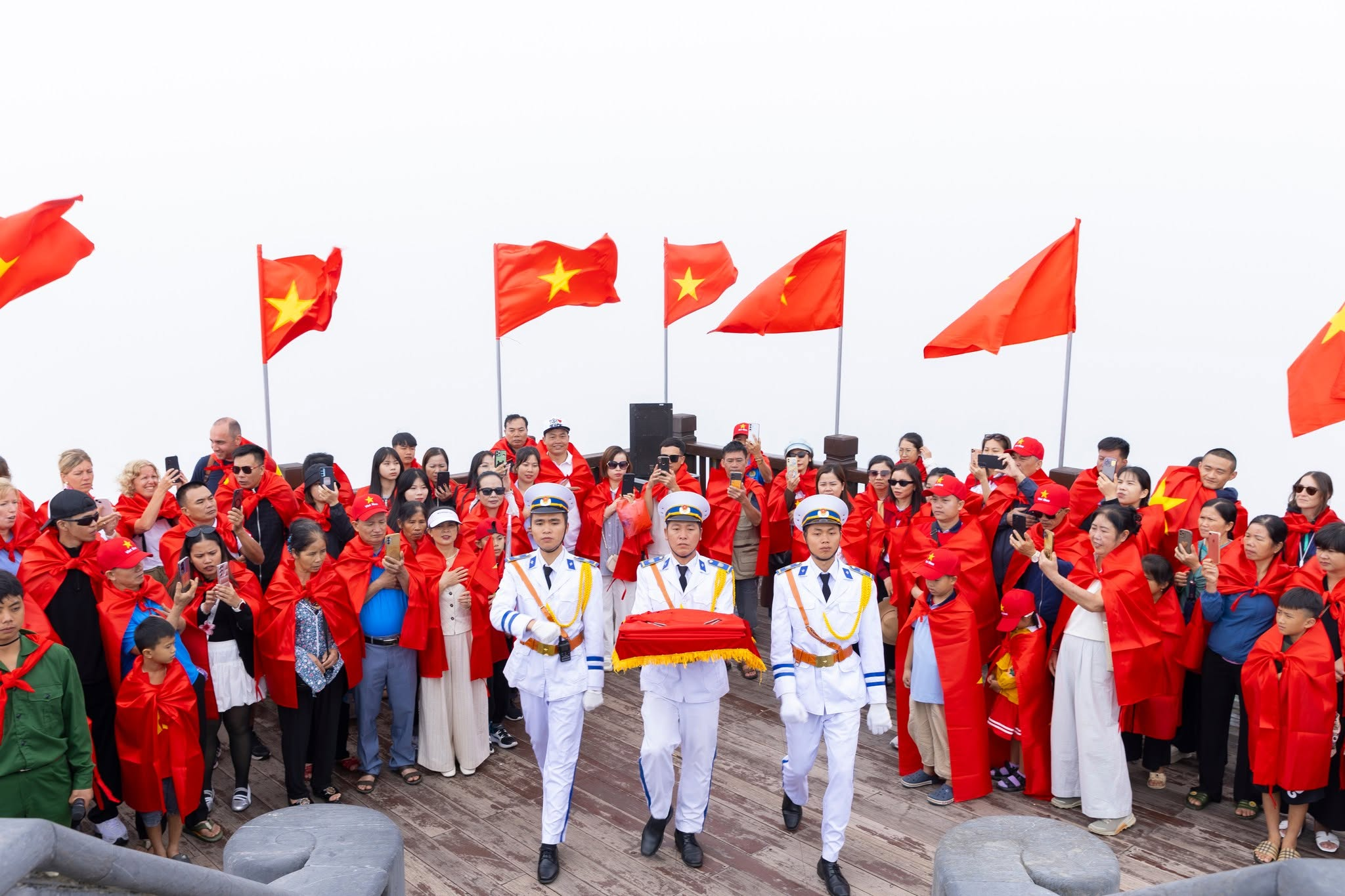 Du khách hòa mình vào không khí trang nghiêm của lễ thượng cờ trên đỉnh Fansipan.