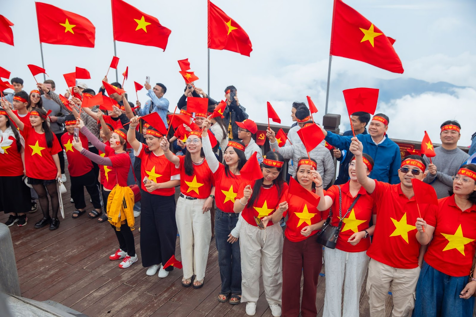 Du khách hào hứng và tham dự lễ thượng cờ linh thiêng trên đỉnh Fansipan