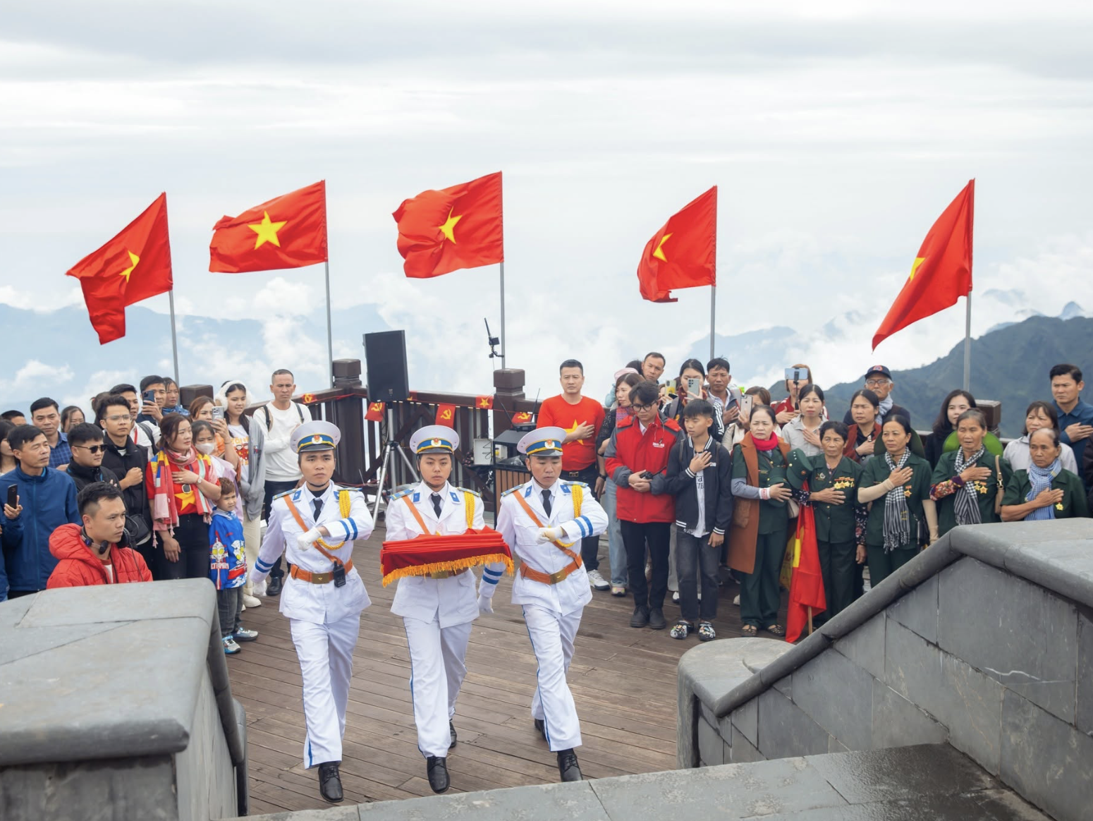 Không gian núi cao vốn đặc trưng bởi mây trời và những dãy núi trùng điệp càng trở nên nổi bật.