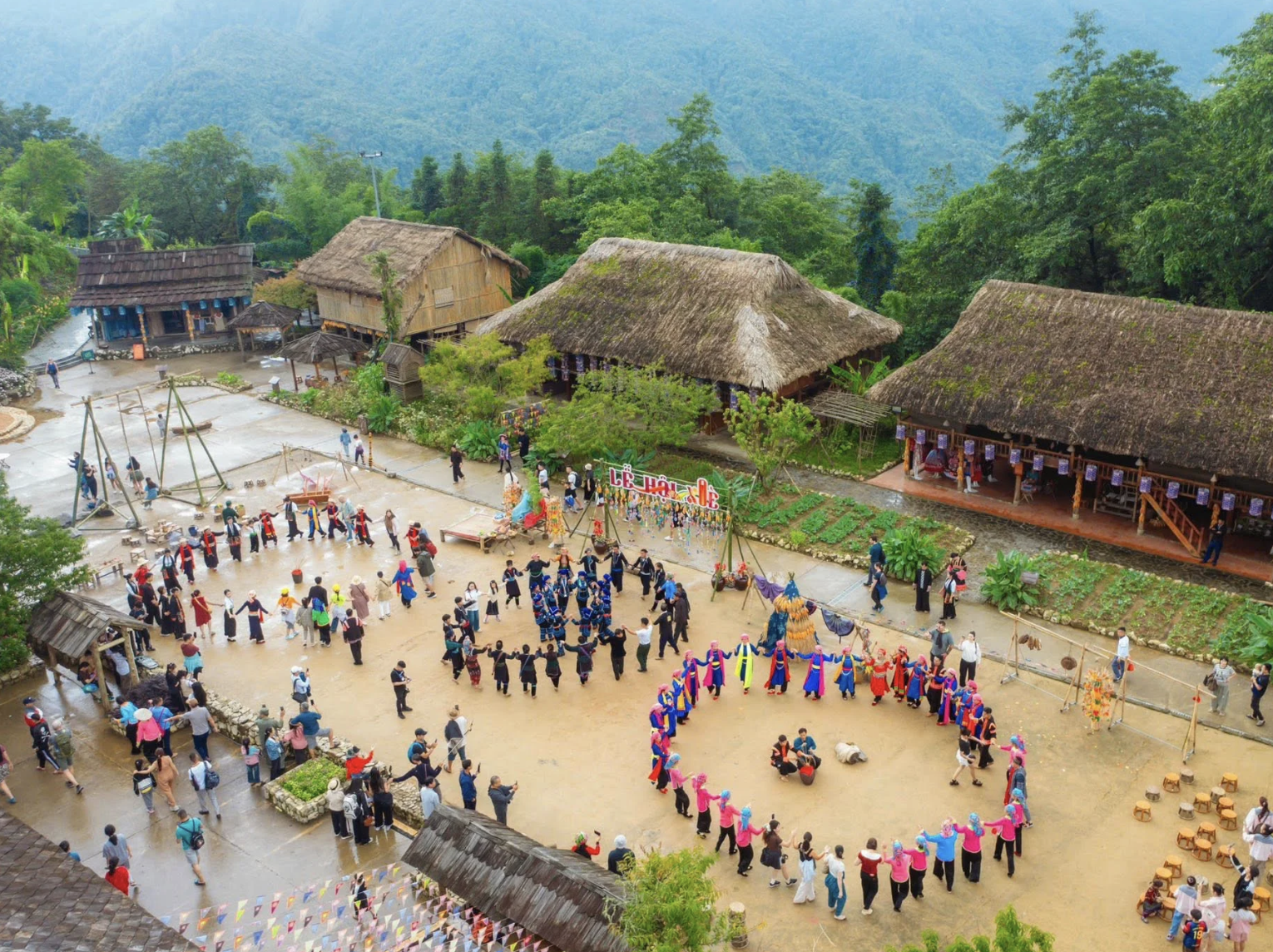 Mỗi hoạt động mang một sắc thái riêng, từ nghệ thuật đến trực tiếp tham gia các trò chơi cộng đồng.