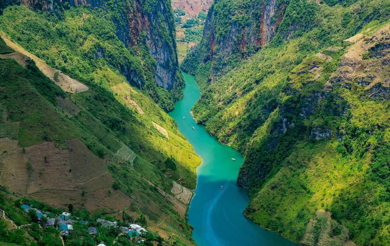 Đèo Mã Pì Lèng mở ra khung cảnh núi đá hùng vĩ và dòng sông Nho Quế trong xanh phía dưới.