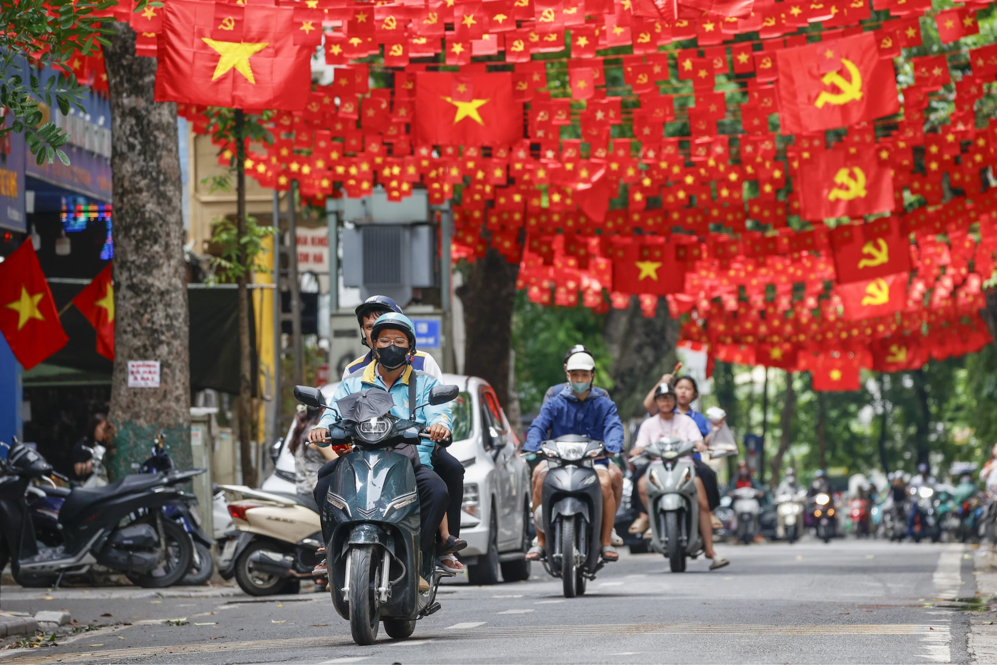 Cờ đỏ sao vàng nổi bật trên các tuyến phố Hà Nội trong không khí Quốc khánh 2/9. 