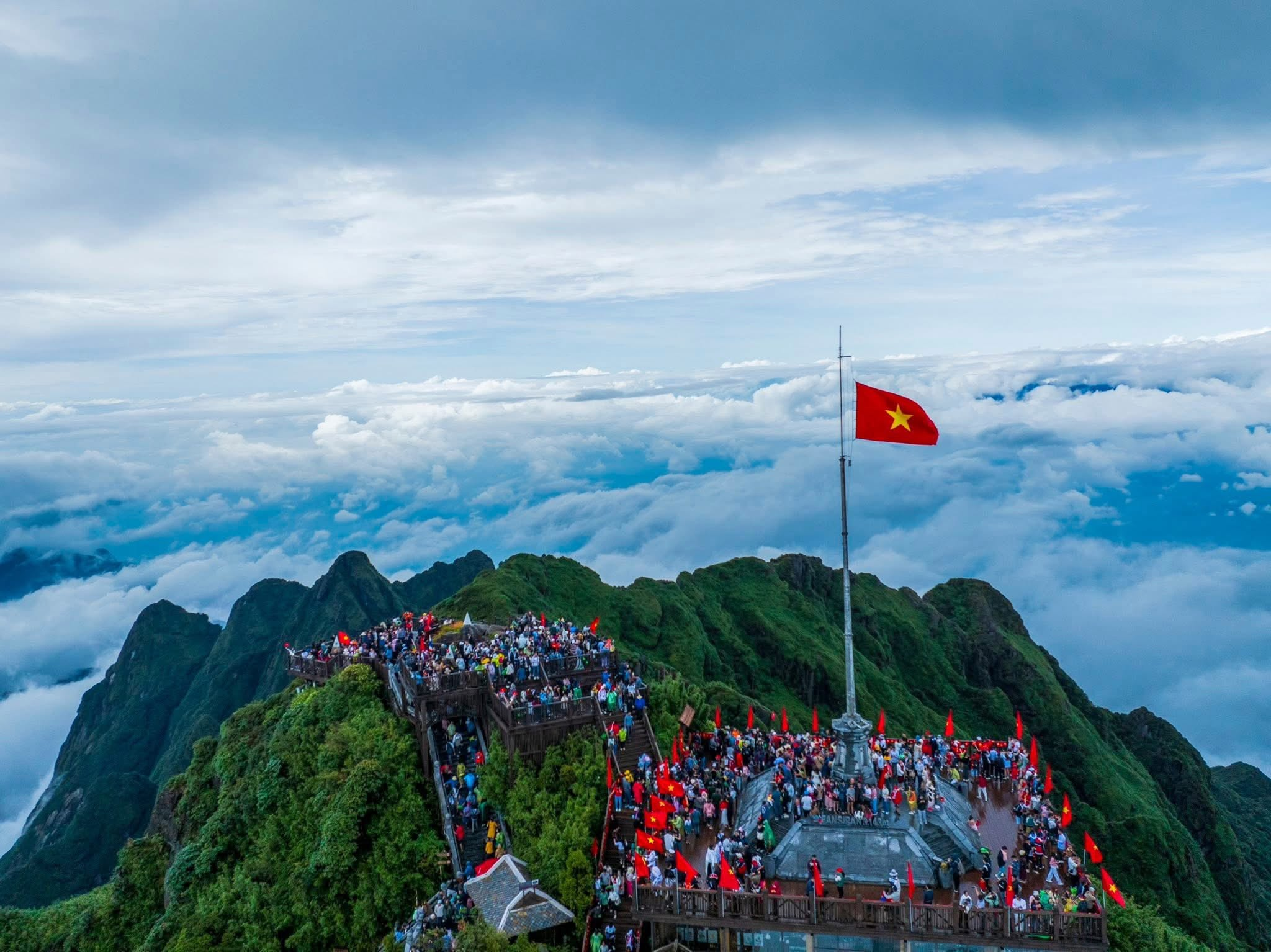 Đỉnh Fansipan nổi bật giữa mây trời Hoàng Liên Sơn trong hành trình khám phá dịp Quốc khánh. 