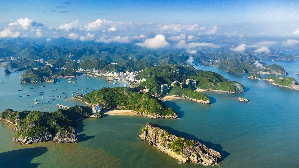 Cát Bà mở ra không gian biển xanh và những dãy núi đá đặc trưng của vùng biển đảo phía Bắc.