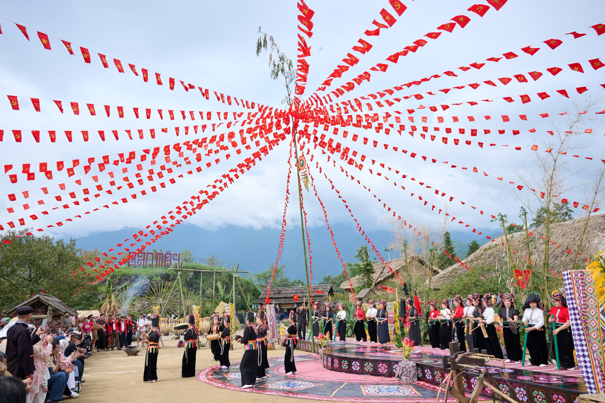 Nghi lễ Cơm Mới tái hiện nét văn hóa mùa màng của người Tày và người Thái tại lễ hội. 