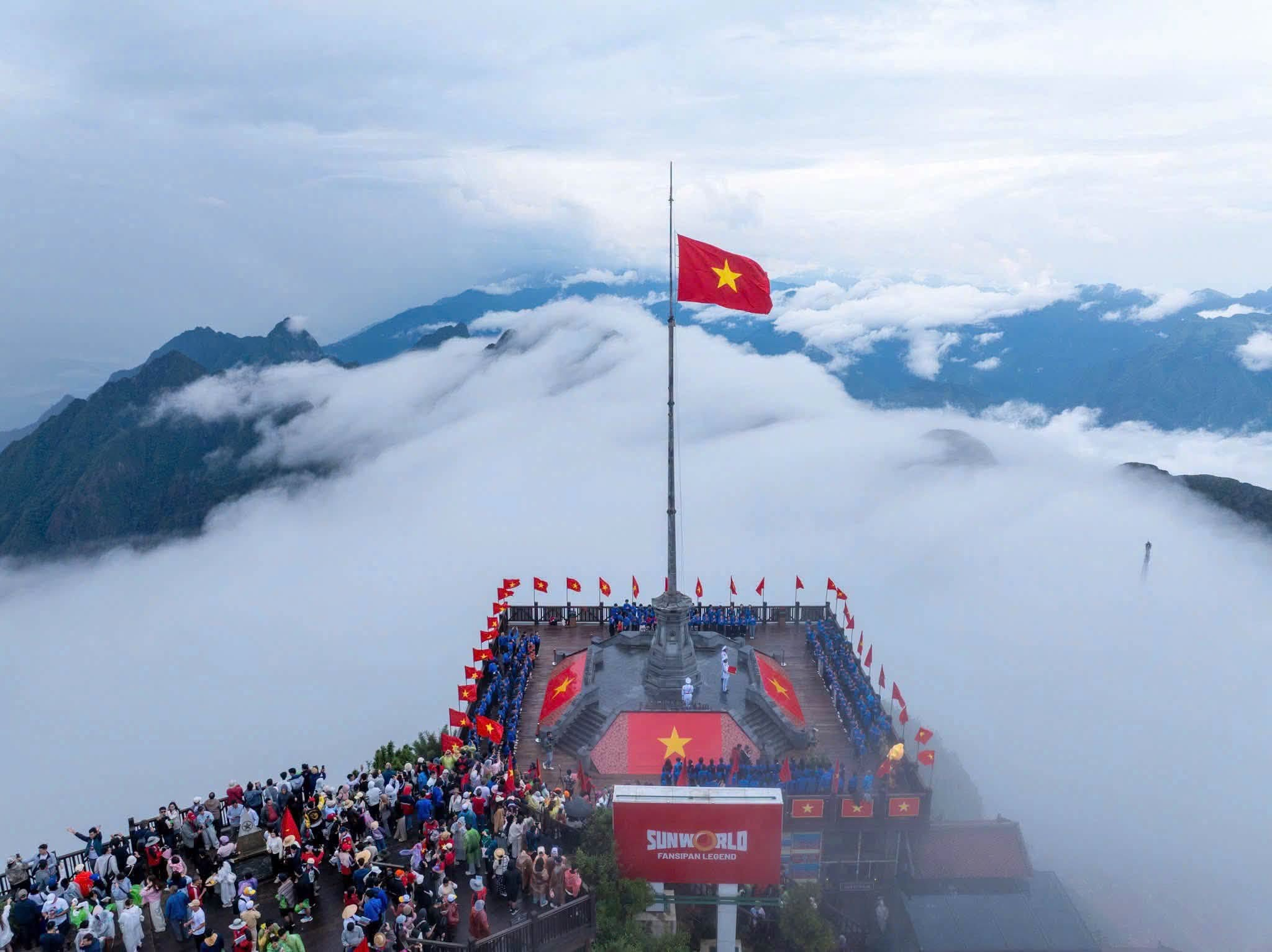 Lễ Thượng cờ trên đỉnh Fansipan tạo nên khoảnh khắc trang nghiêm giữa không gian núi cao. 