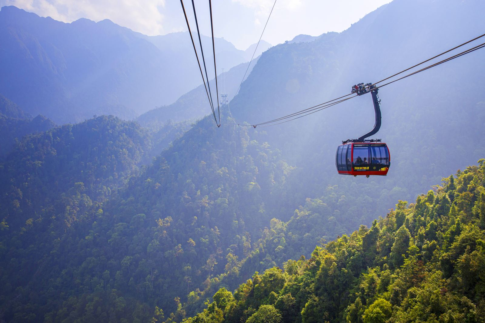 Cabin cáp treo Fansipan mở ra góc nhìn rộng về thung lũng Mường Hoa và những lớp ruộng bậc thang. 
