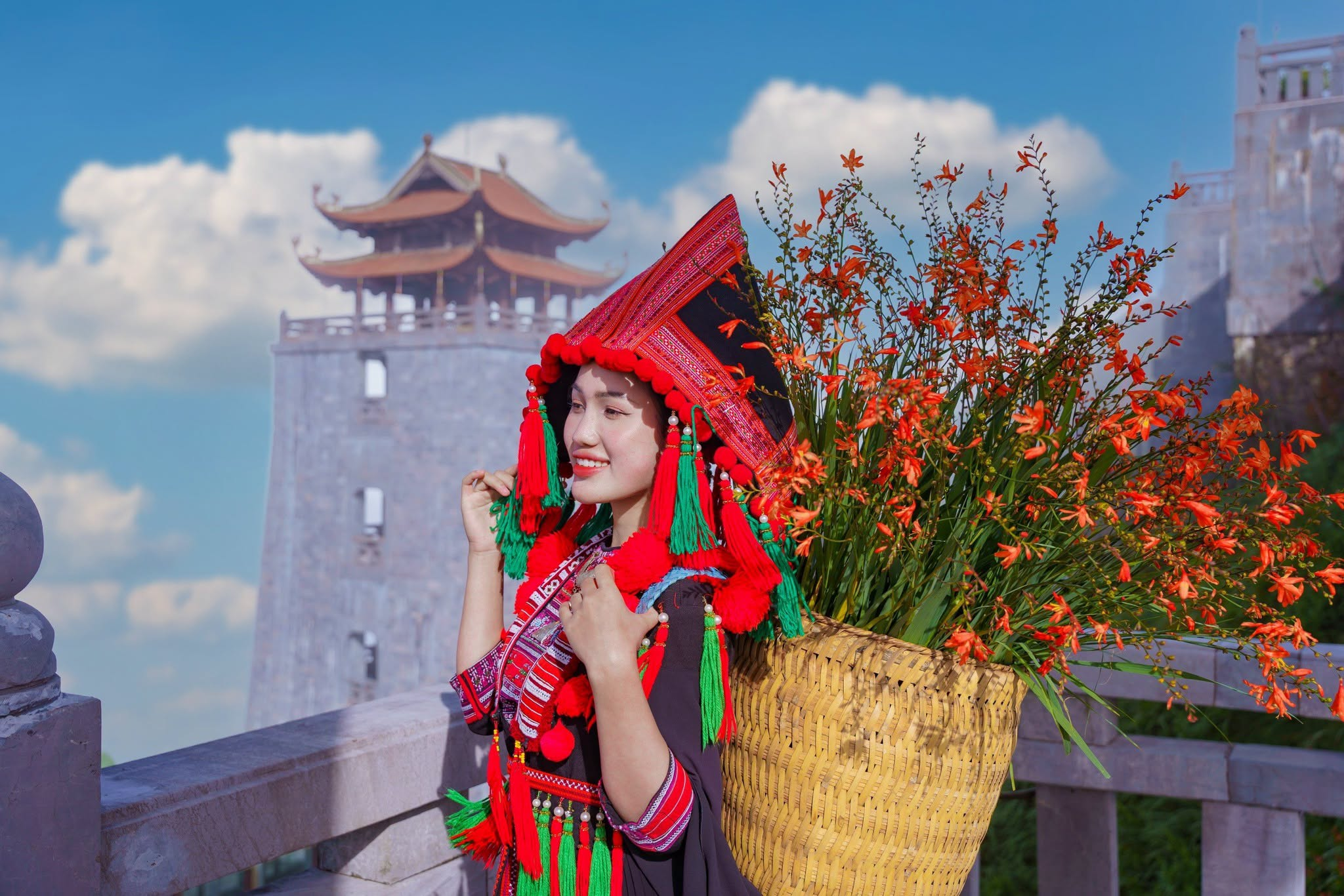 Sắc cam của hoa dơn thóc tạo điểm nhấn rực rỡ giữa mây trời Fansipan vào mùa thu.