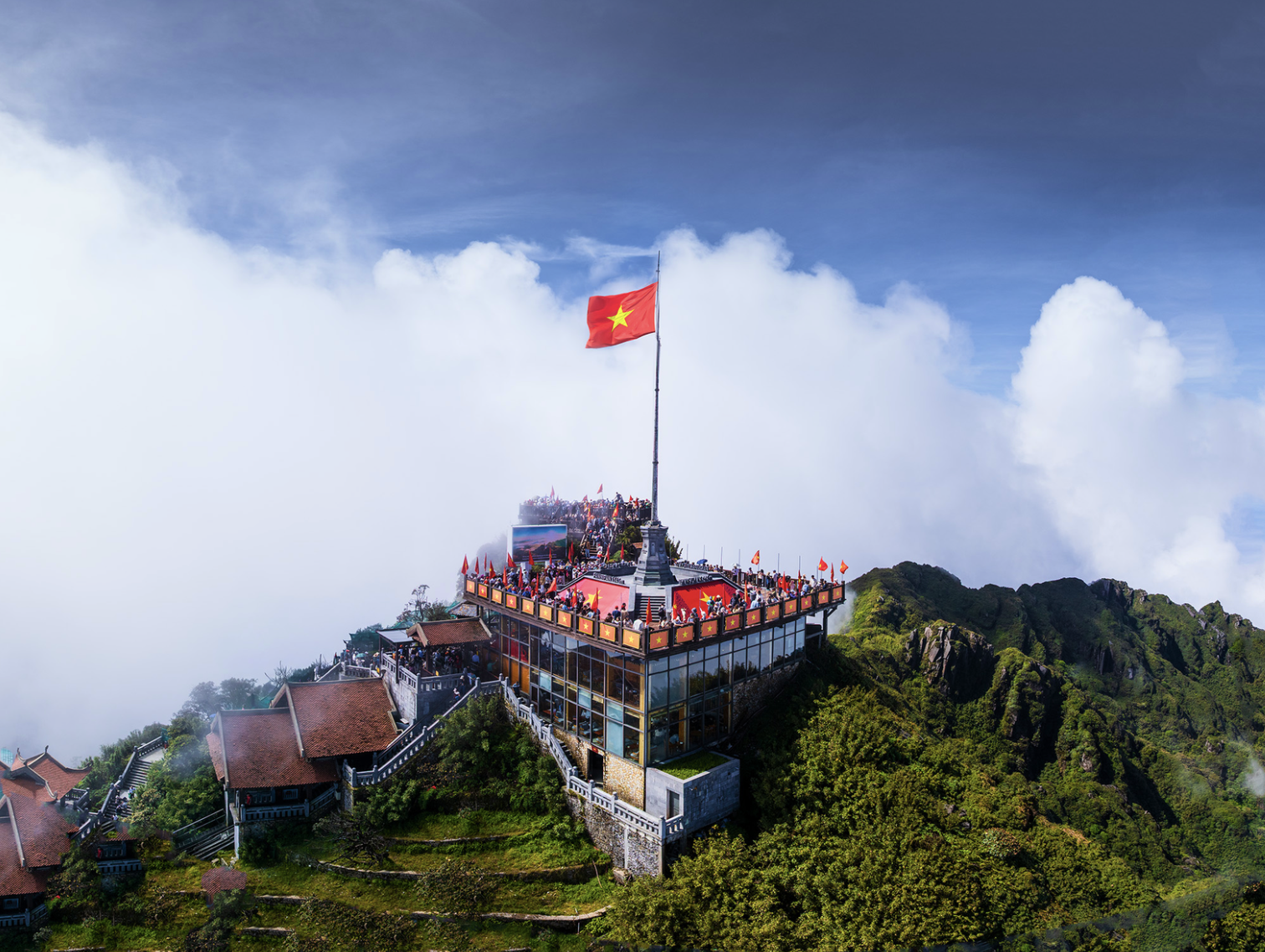 Hành trình lên Fansipan lại mở ra một trải nghiệm mang dấu ấn của thiên nhiên