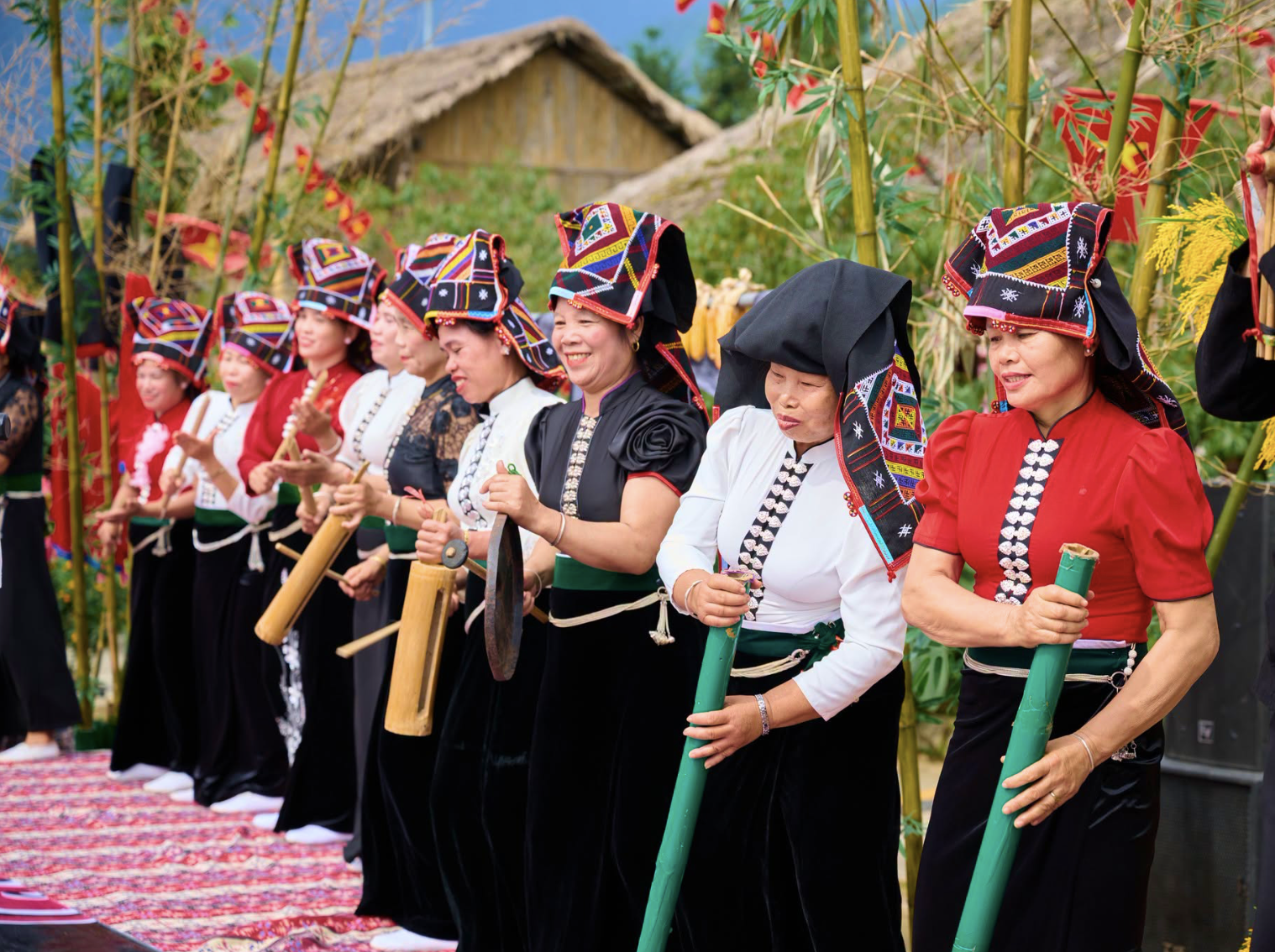 Mỗi sợi lanh, mảnh vải, hoa văn thổ cẩm đều mang theo một câu chuyện riêng của vùng đất Tây Bắc