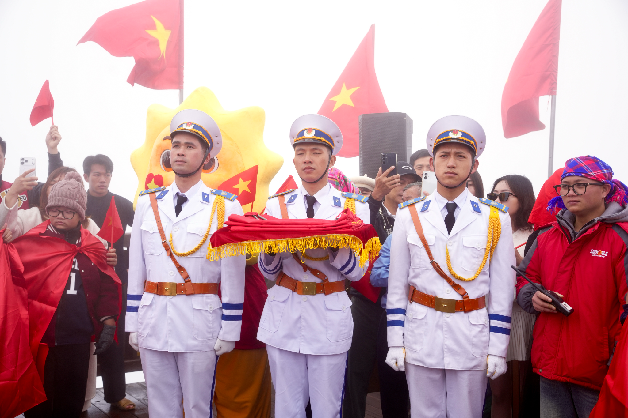 Du khách nên chủ động cập nhật thời gian tổ chức để không bỏ lỡ lễ thượng cờ đầy tự hào trên đỉnh Fansipan. 