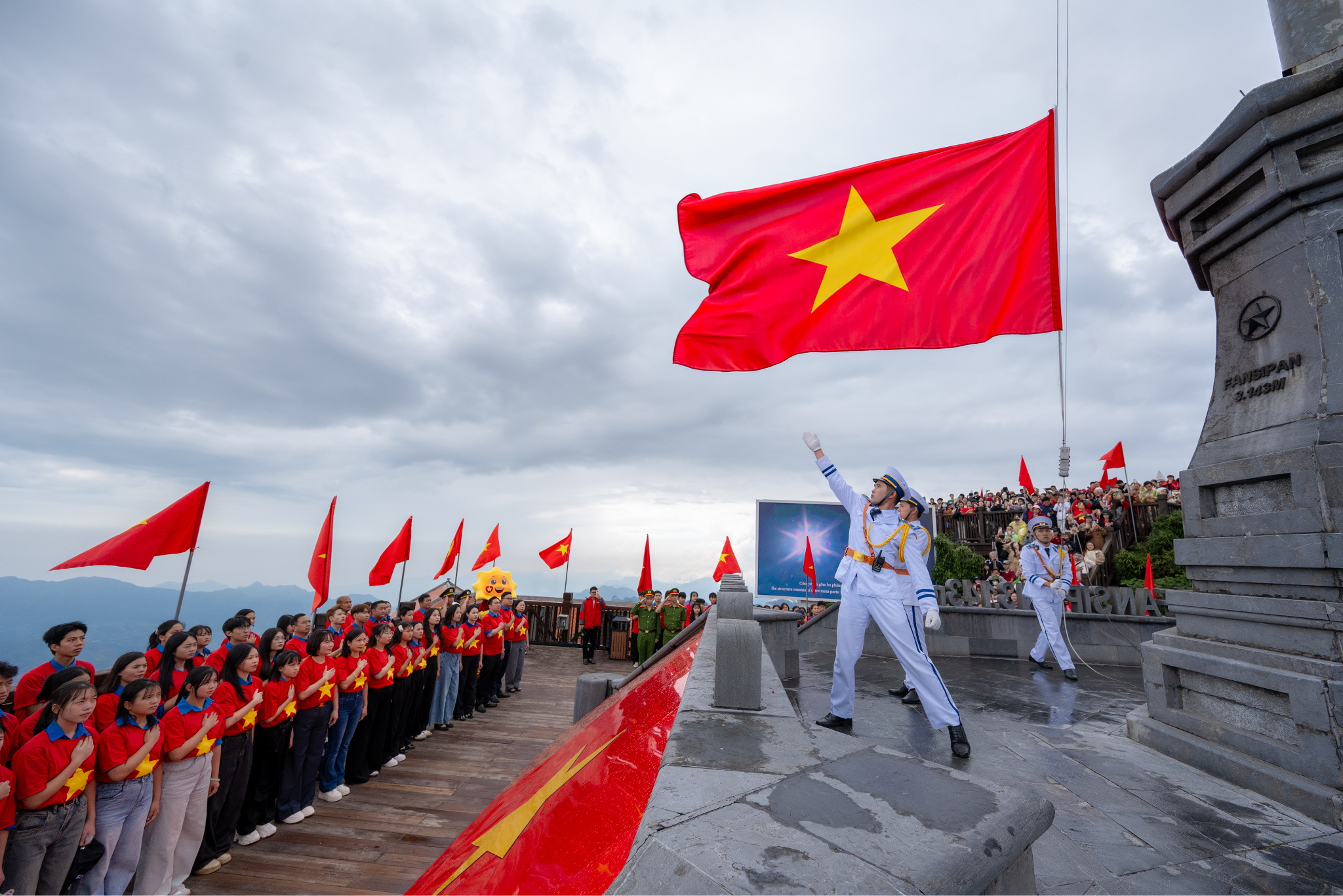 Khoảnh khắc thượng cờ trên đỉnh Fansipan cao 3.143 m mang đến nhiều cảm xúc trong những ngày Quốc khánh. 