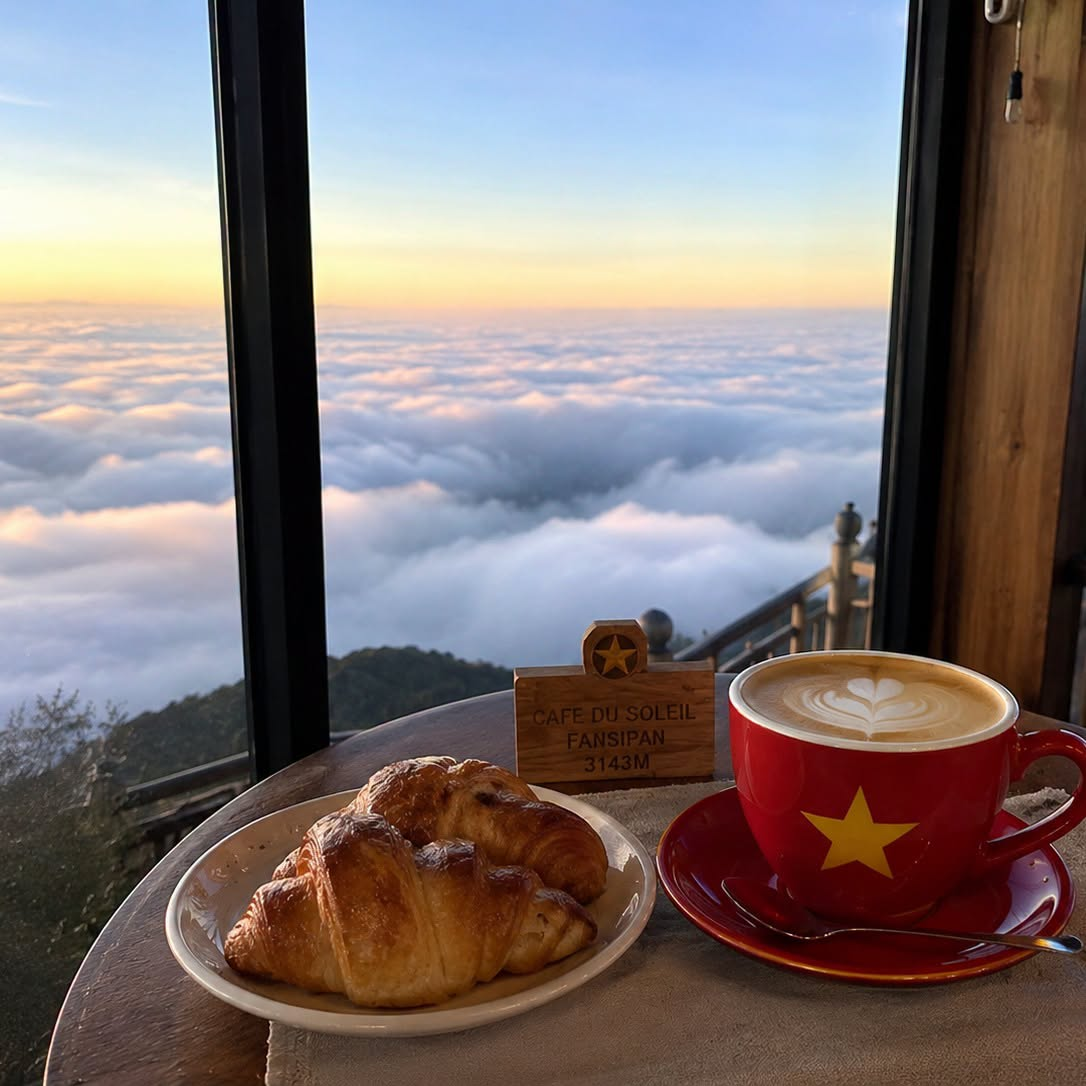 Tách cà phê nóng giữa khung cảnh mây núi Fansipan mang đến trải nghiệm thư thái trong buổi sớm.