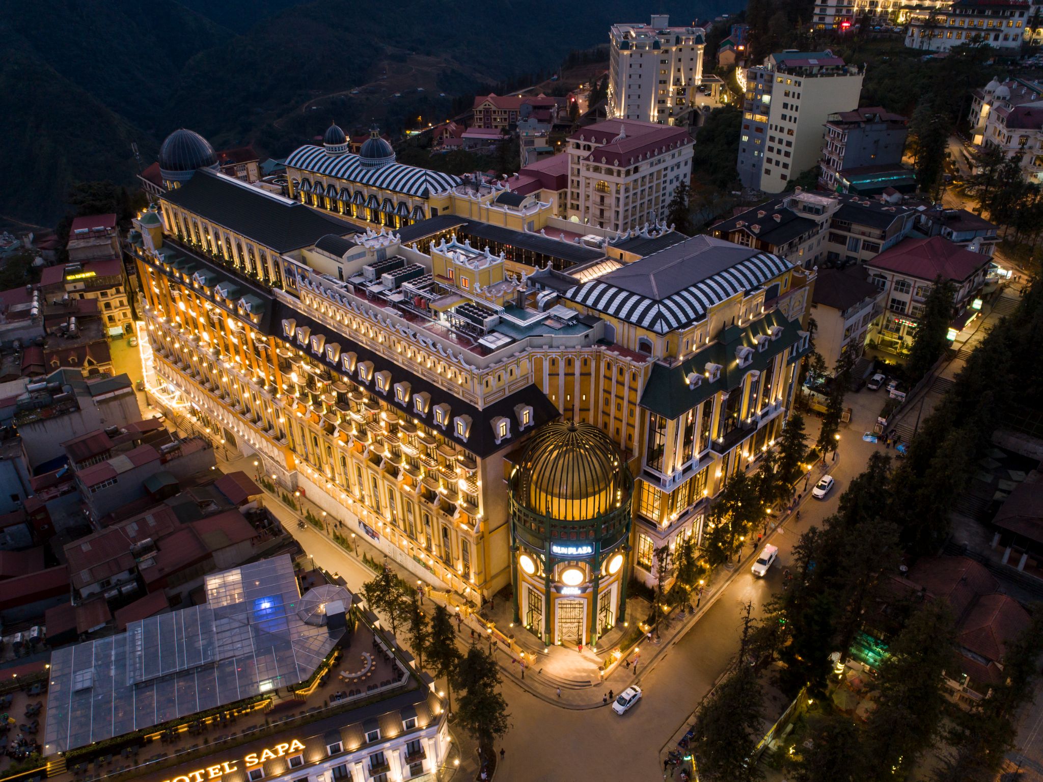 Hotel de la Coupole được nhiều báo quốc tế ví là "Thụy Sĩ giữa lòng Tây Bắc".