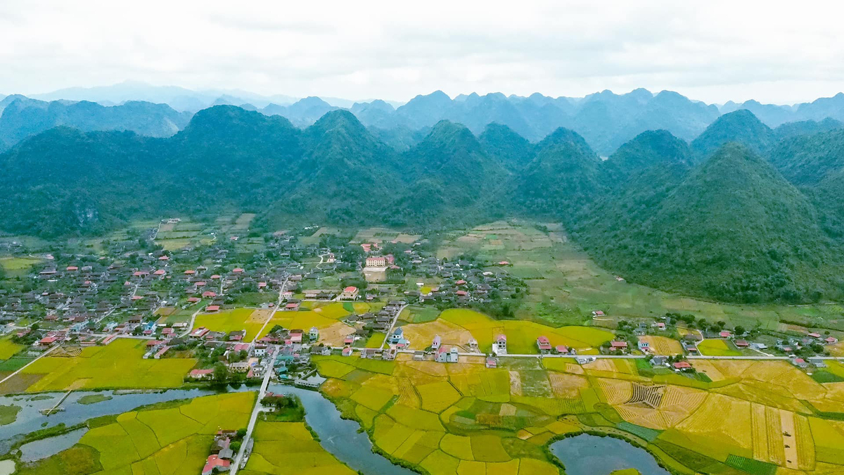 Thung lũng Bắc Sơn nổi bật với những mảng ruộng vàng xanh đan xen giữa núi.