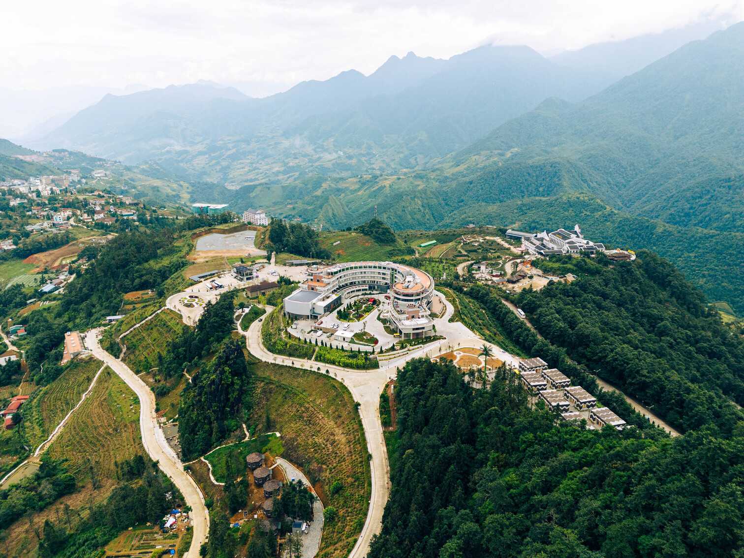 Lady Hill Sapa Resort gây ấn tượng với vị trí trên đỉnh đồi và tầm nhìn hướng thung lũng ruộng bậc thang chín vàng. 