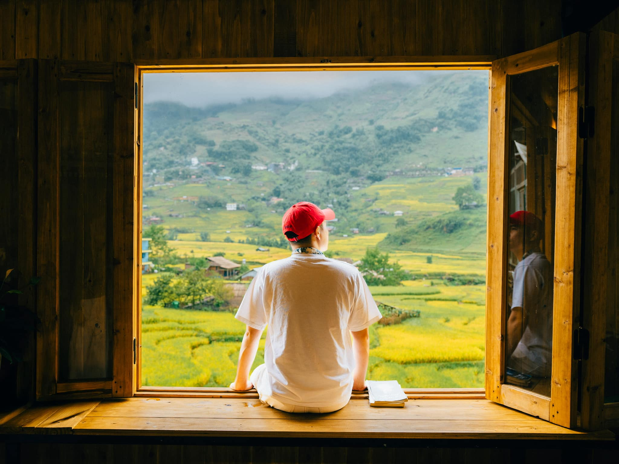 Du khách thư giãn và ngắm triền ruộng bậc thang chín vàng ươm tại Y Tý. 