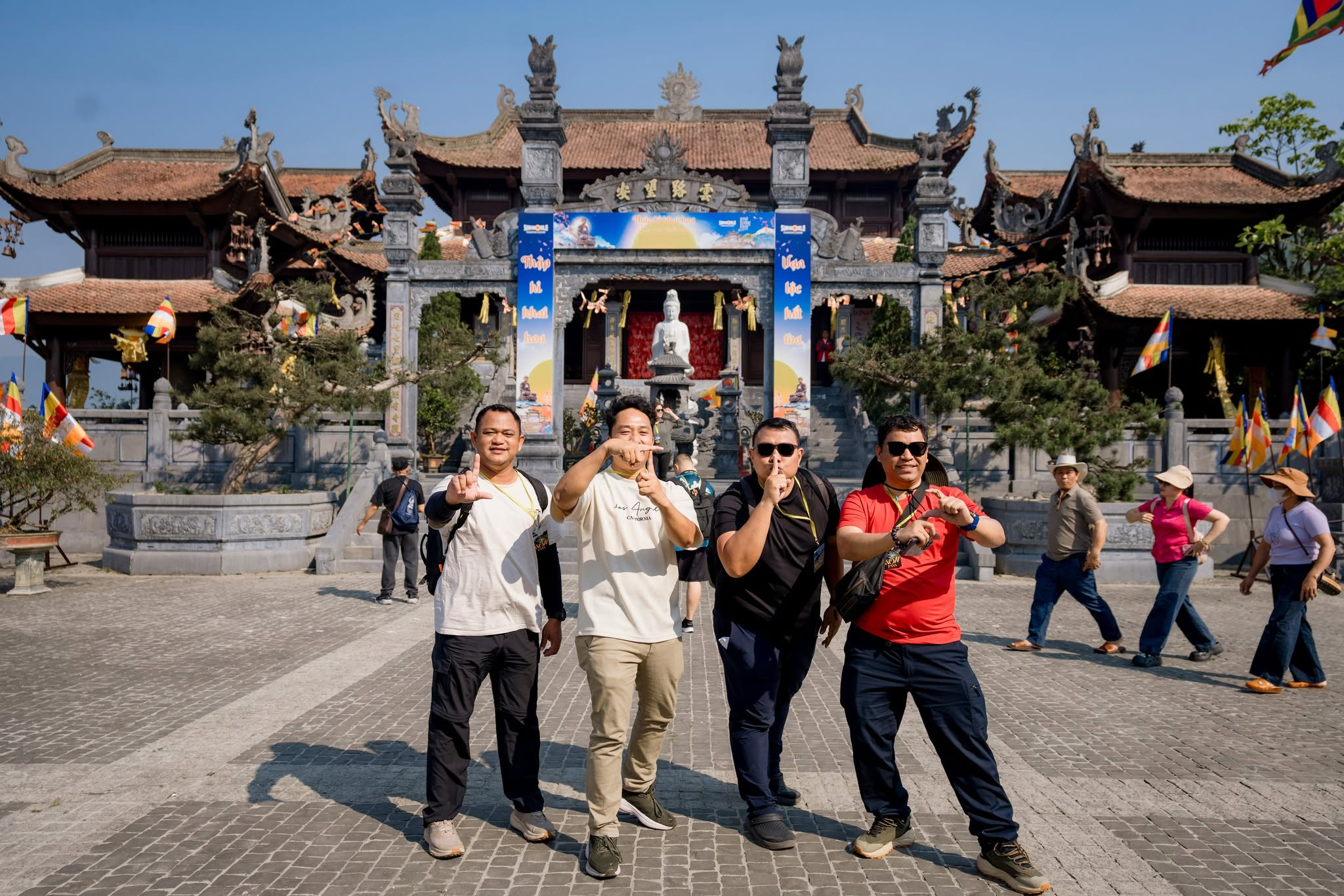Du khách chiêm bái và khám phá những mái chùa cổ kính trên đỉnh Fansipan. 