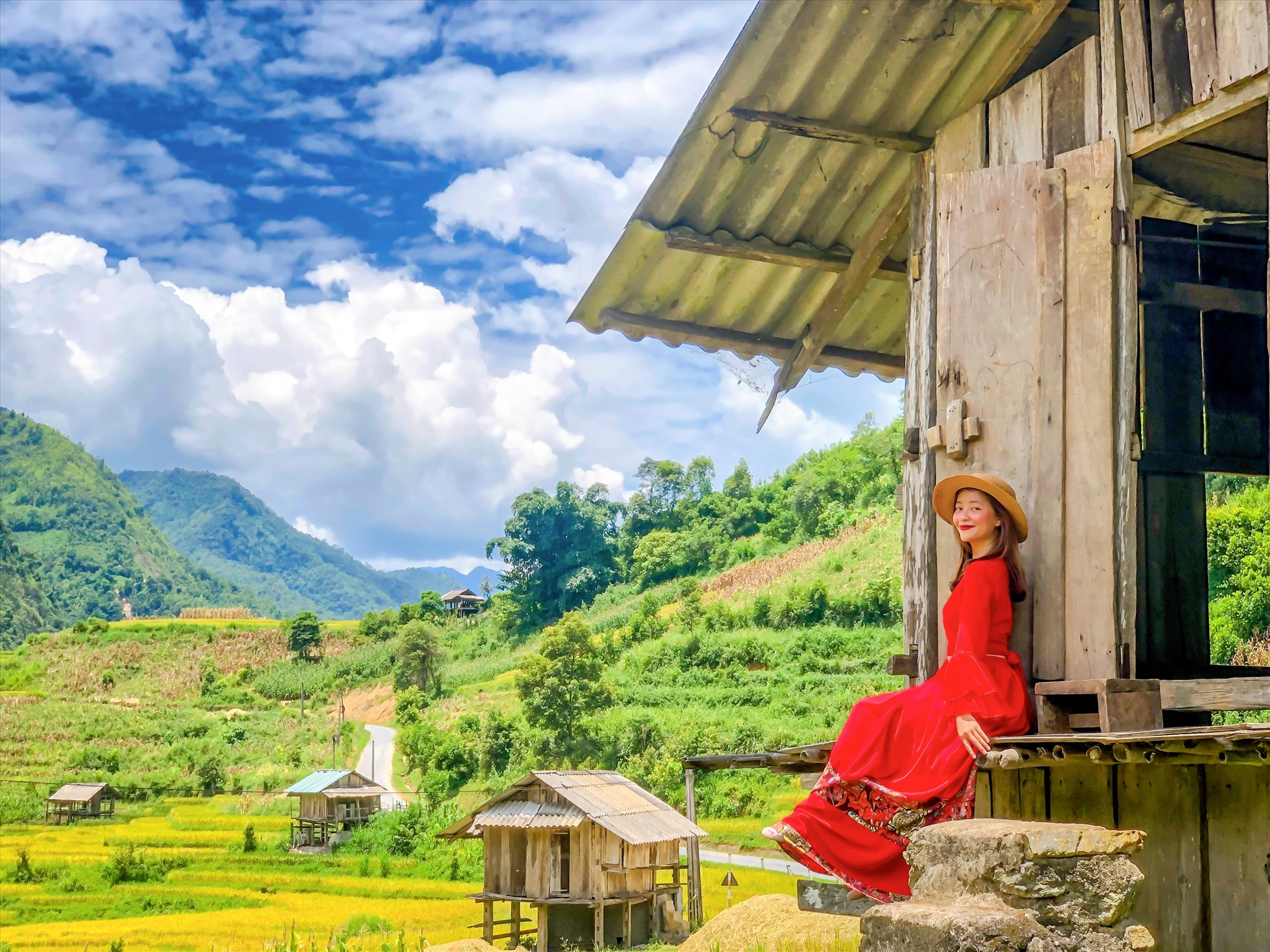 Du khách check-in giữa những thửa ruộng bậc thang vàng óng trải dài trong thung lũng Mường Hoa.