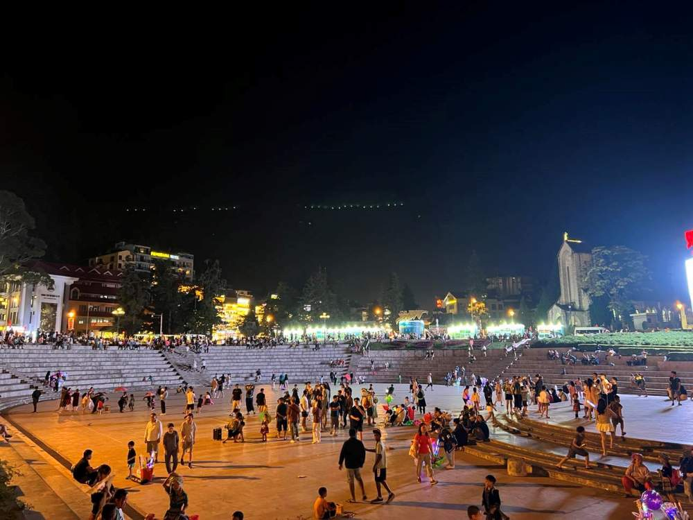 Không gian náo nhiệt của trung tâm Sa Pa về đêm. 