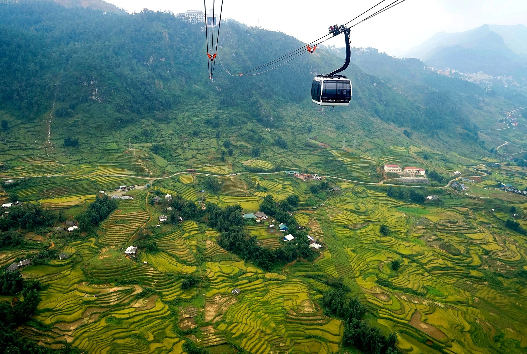 Cabin cáp treo đưa du khách vượt qua những dãy núi Hoàng Liên Sơn hùng vĩ. 