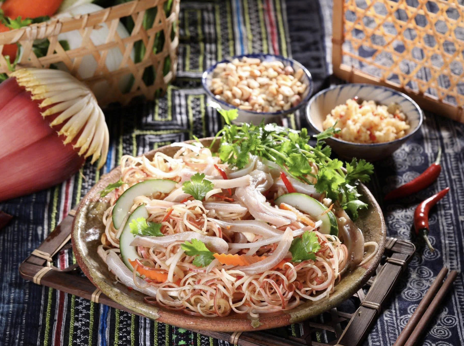 Thưởng thức bữa ăn giữa không gian núi rừng hùng vĩ sẽ tiếp thêm năng lượng cho hành trình