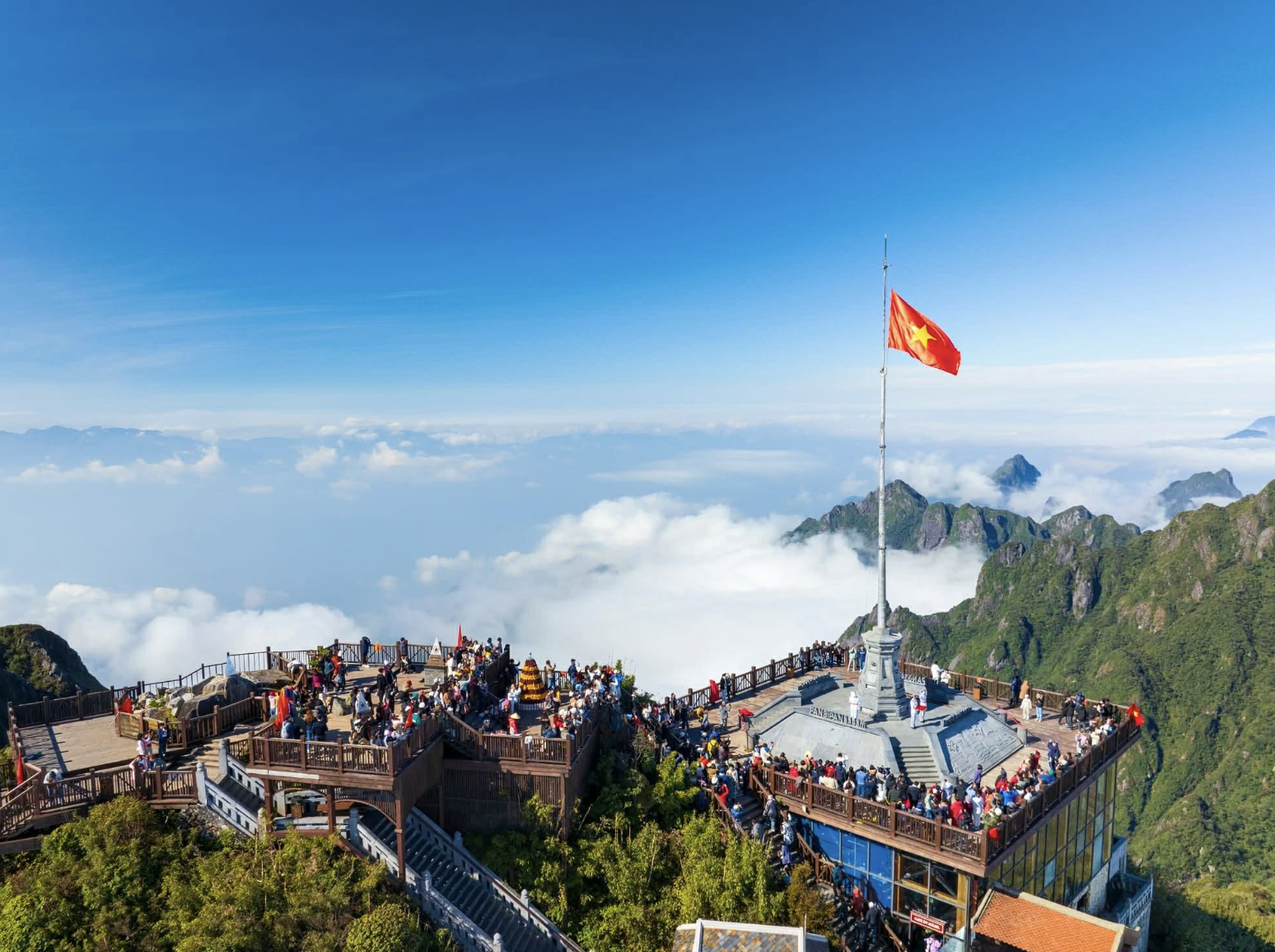 Khung cảnh trên khu vực đỉnh Fansipan mở ra nhiều góc chụp ảnh đẹp