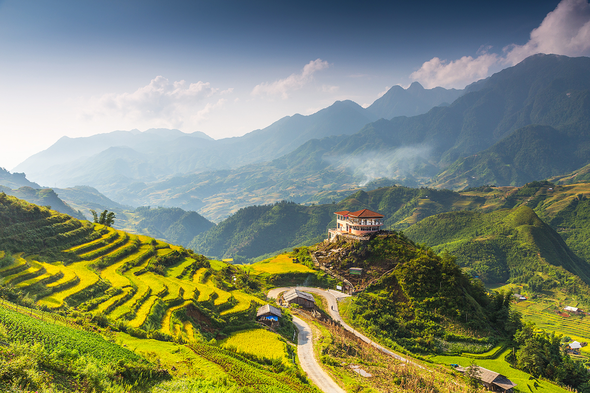 Thung lũng Mường Hoa nổi bật với ruộng bậc thang và cảnh quan thiên nhiên đặc trưng của vùng Tây Bắc