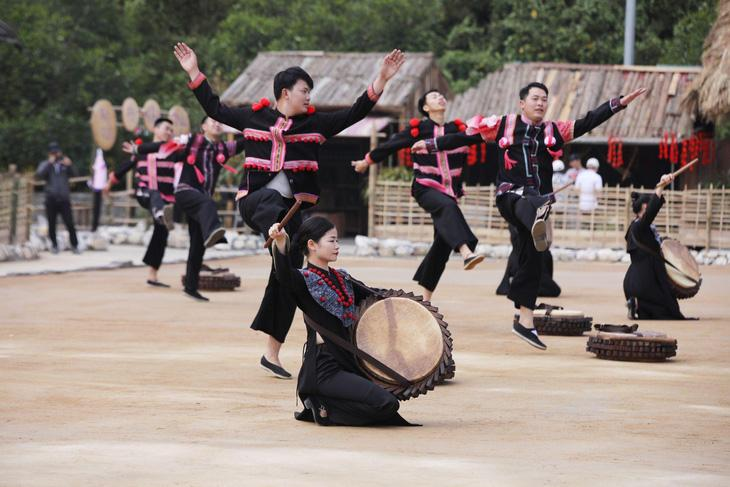 Các chương trình nghệ thuật tái hiện đời sống dân tộc thu hút nhiều du khách tới tham quan