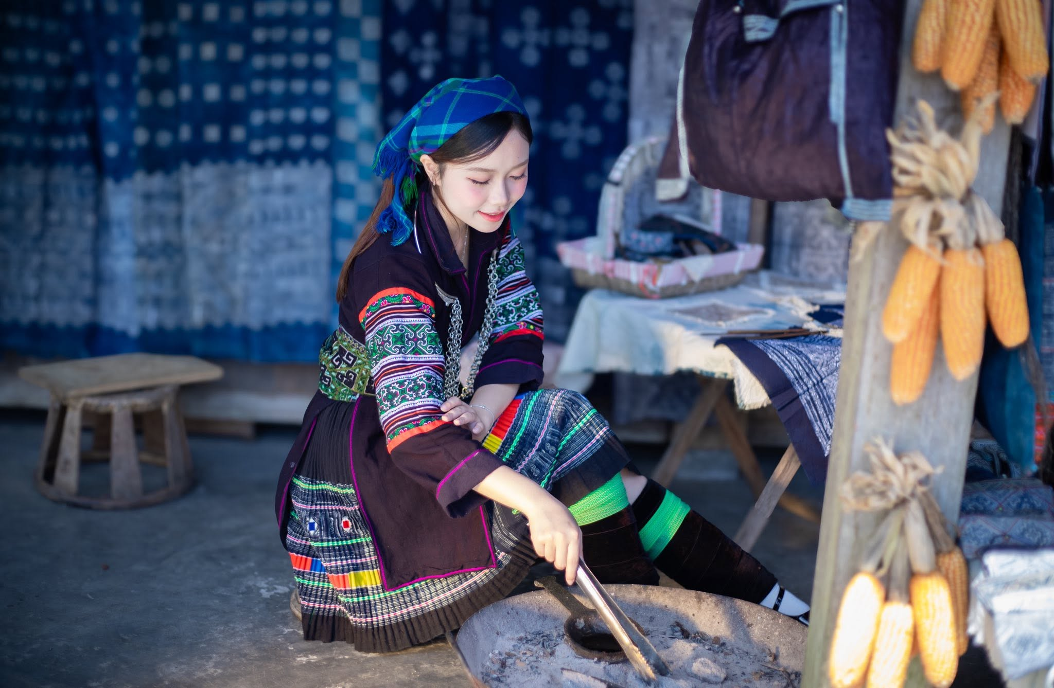 Du khách trải nghiệm làm nghề truyền thống tại Bản Mây