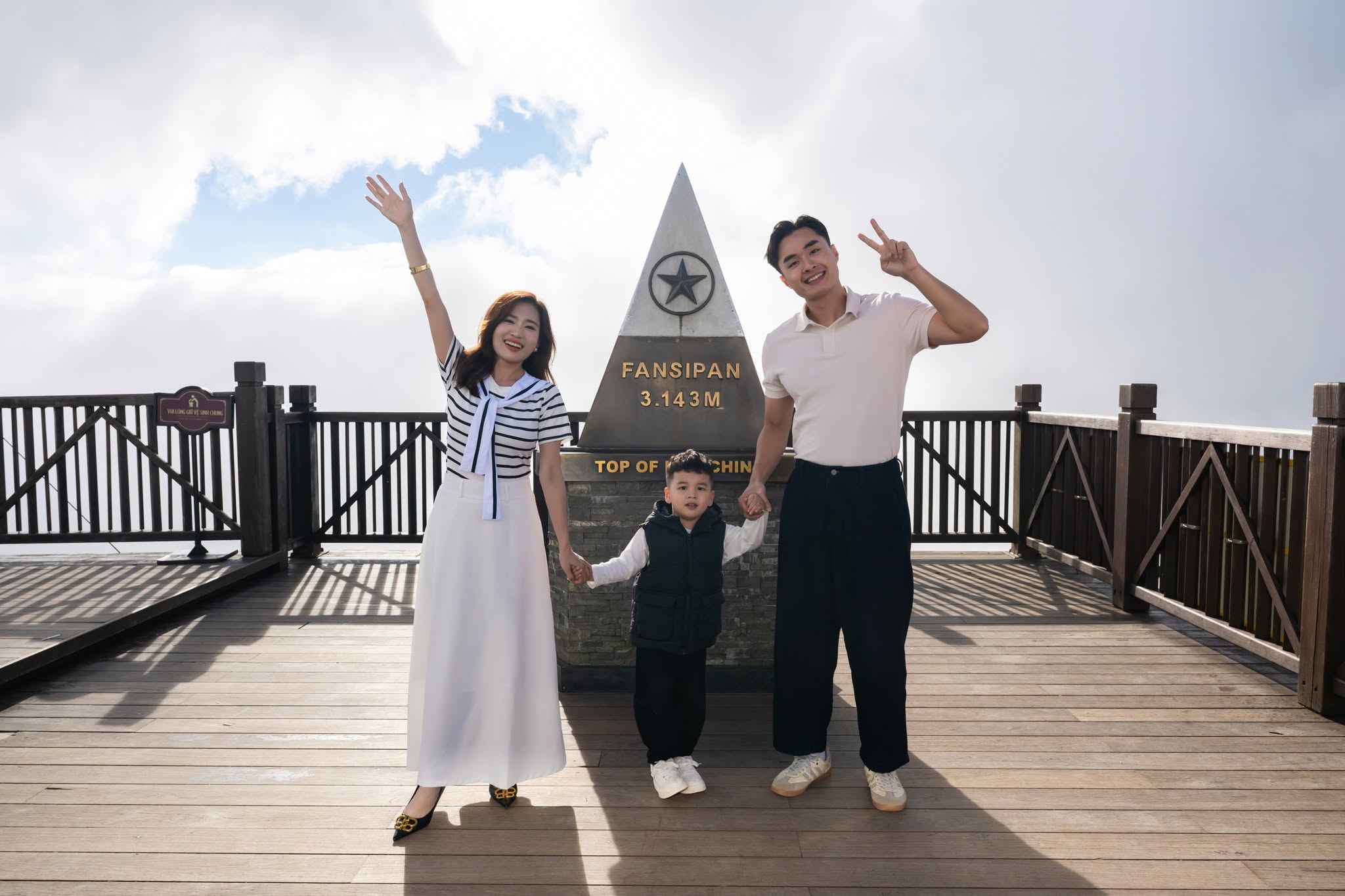 Du khách cùng gia đình trải nghiệm săn biển mây trên đỉnh Fansipan