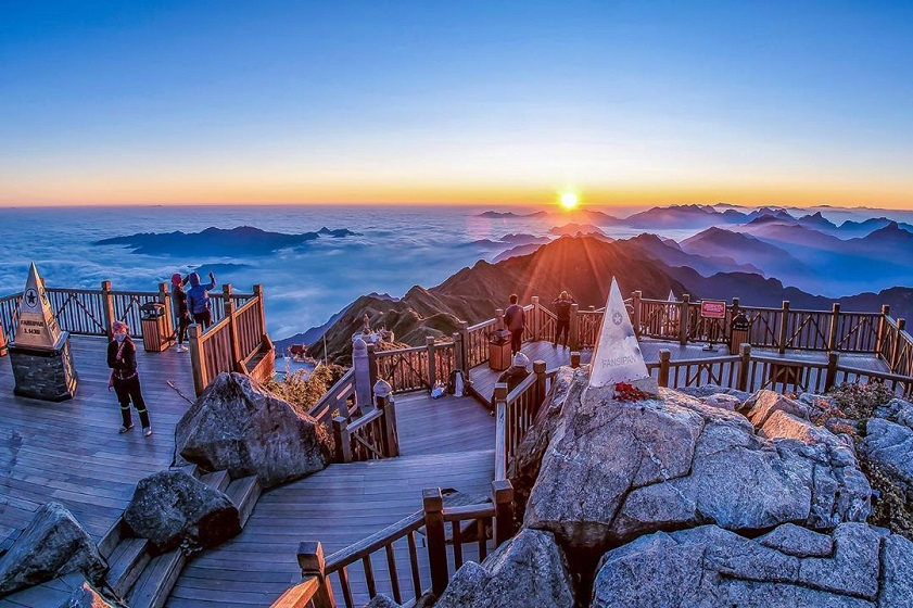 Không khí trên đỉnh Fansipan tháng 7