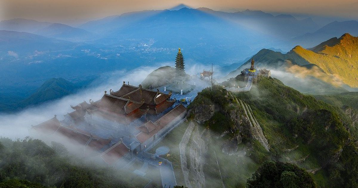 Mây mờ bao phủ quần thể tâm linh tạo nên khung cảnh ảo diệu