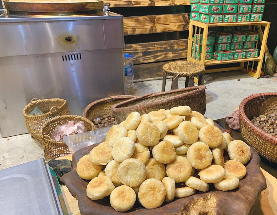 Du khách có thể trải nghiệm đa dạng hương vị bánh hạt dẻ tại các khu chợ